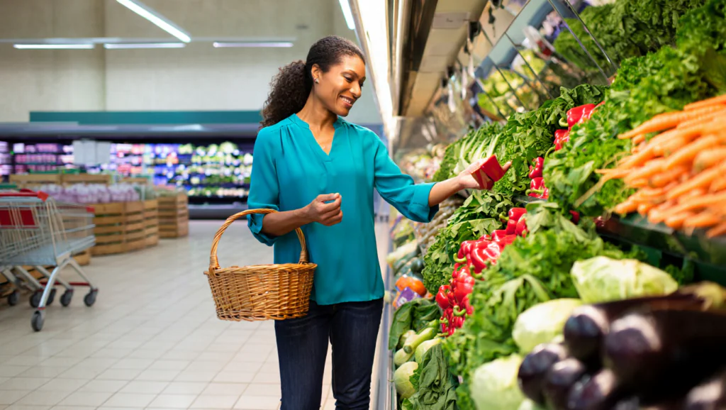 Mulher escolhendo alimentos naturais para uma dieta equilibrada.